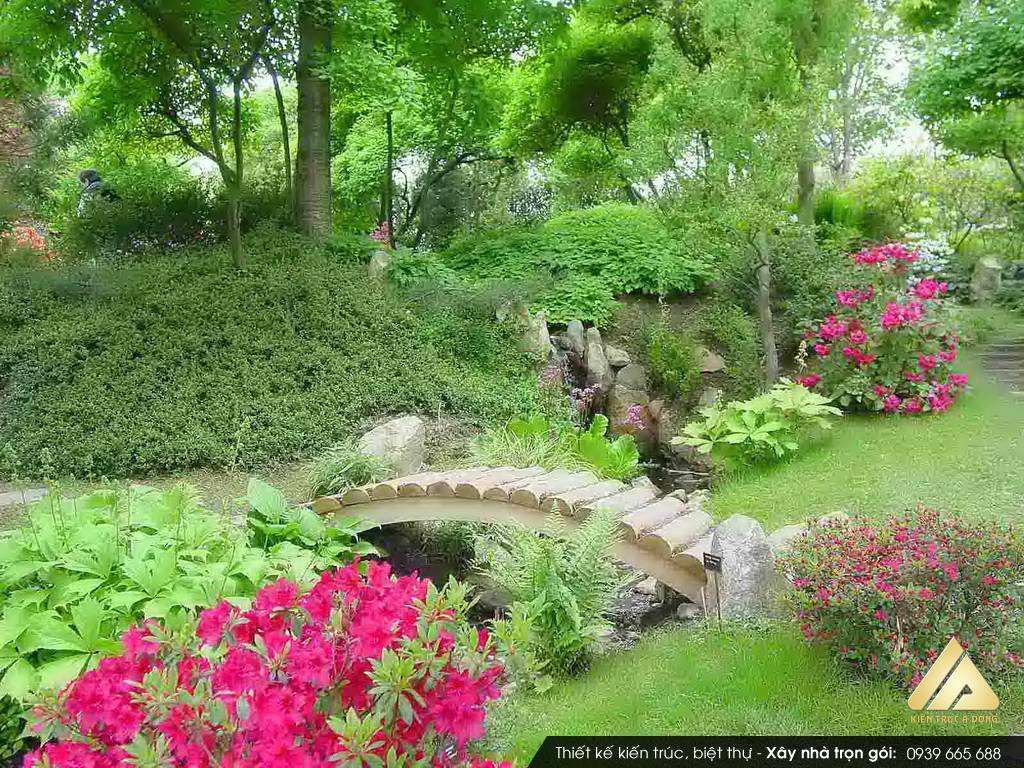 Mẫu thiết kế sân vườn đẹp biệt thự đẹp trên núi